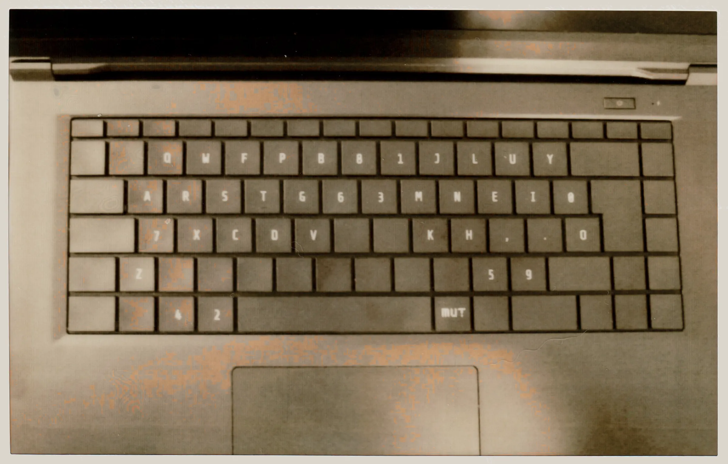 Laptop keyboard with flattened custom splitted Colemak DH layout.